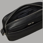Pochette Calvin Klein nera con tasche interne e zip metallica, logo in rilievo