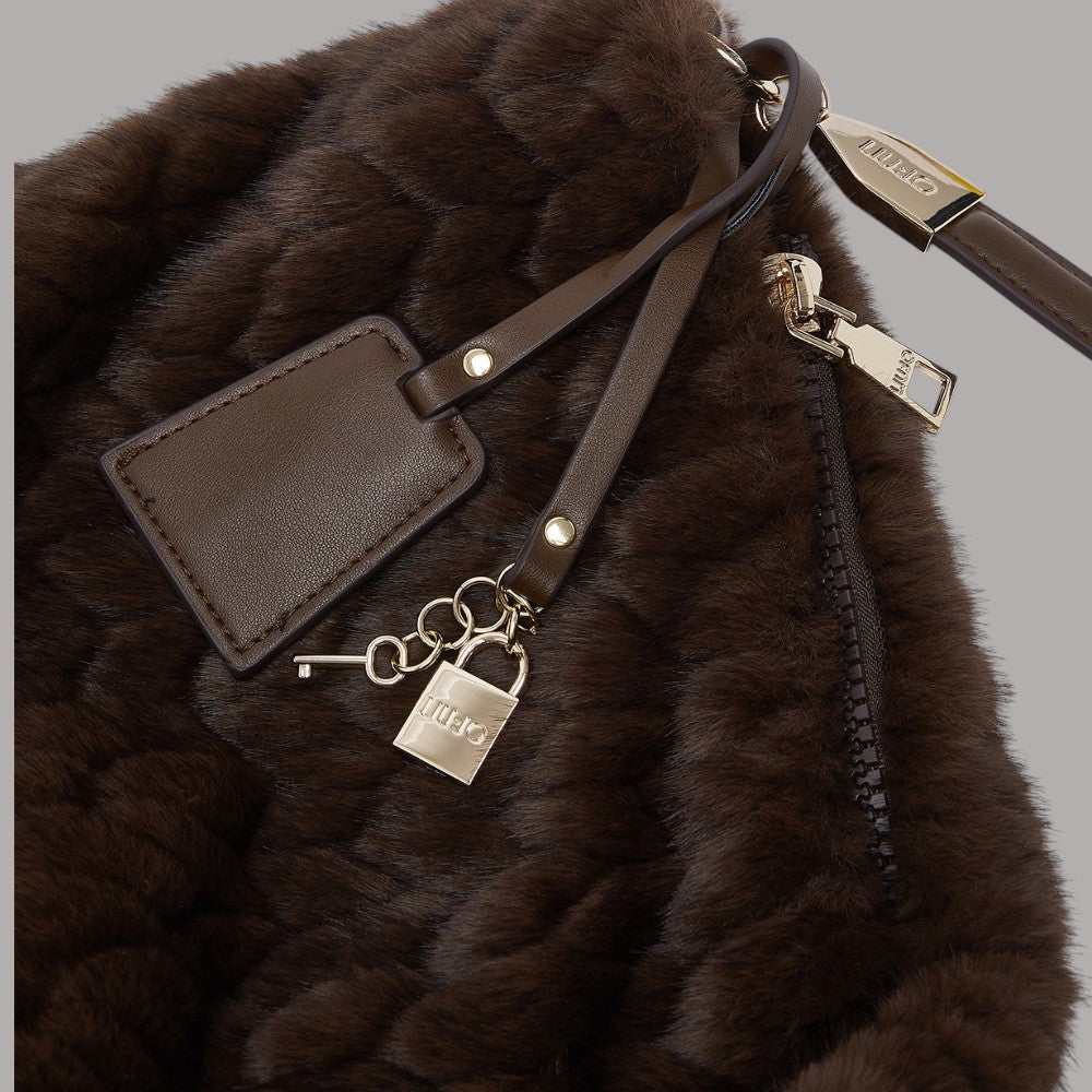 Liu Jo borsa hobo grande in morbida eco pelliccia marrone con dettagli in pelle e charms metallici