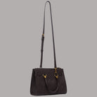 Borsa a mano piccola nera con logo in rilievo e charm dorato