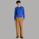 Maglione bluette Timberland a maniche lunghe, indossato con pantaloni color cammello
