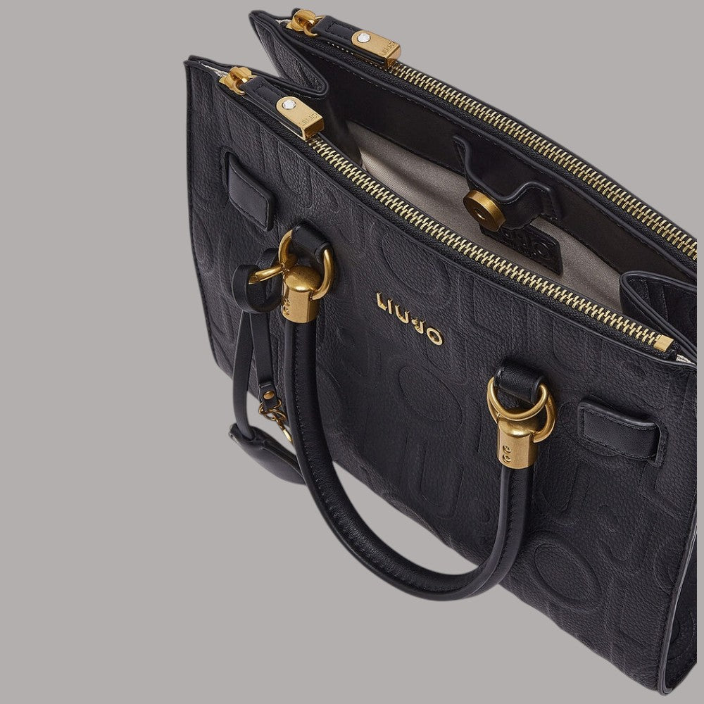 Borsa a mano piccola nera con doppia zip dorata, tasche frontali e charm con logo.