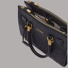 Borsa a mano piccola nera con doppia zip dorata, tasche frontali e charm con logo.