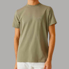 T-shirt verde militare con logo piccolo sul petto, girocollo a maniche corte