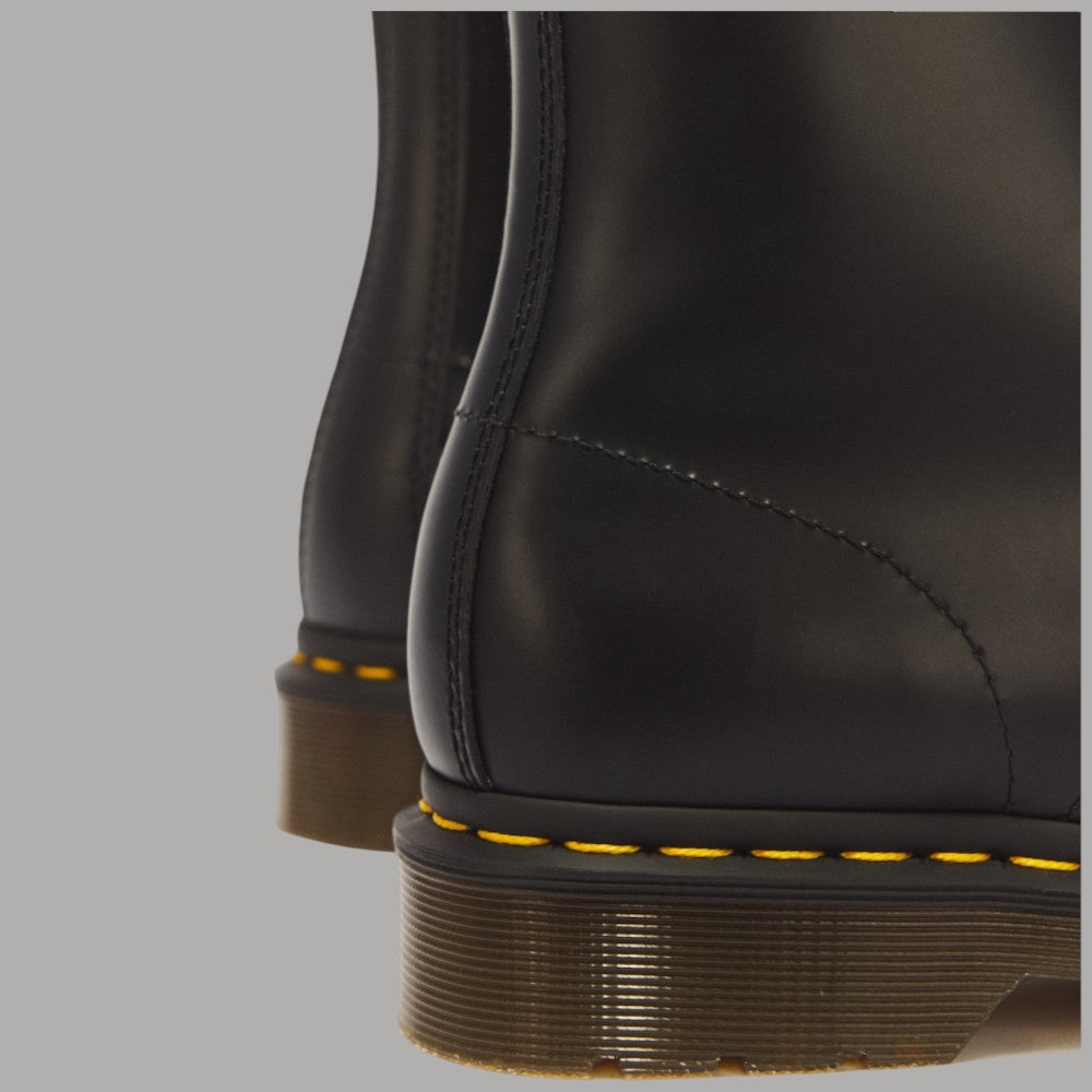 Stivali stringati Dr Martens 1460 in pelle Smooth neri con cuciture gialle