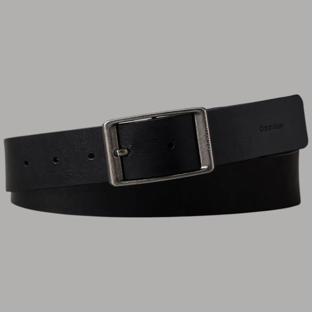 Calvin Klein cintura uomo nera effetto Tumbled con fibbia ad ardiglione, dettaglio retro.