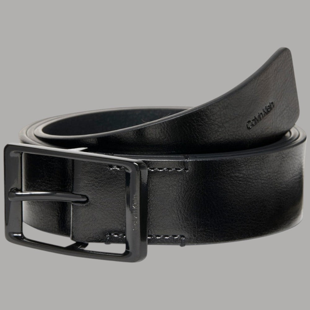 Calvin Klein cintura uomo effetto Tumbled nera con fibbia ad ardiglione texture lucida vista laterale