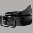 Calvin Klein cintura uomo effetto Tumbled nera con fibbia ad ardiglione texture lucida vista laterale