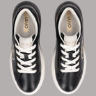 Scarpe da ginnastica nere con interno grigio, lacci bianchi e scritta LIU•JO