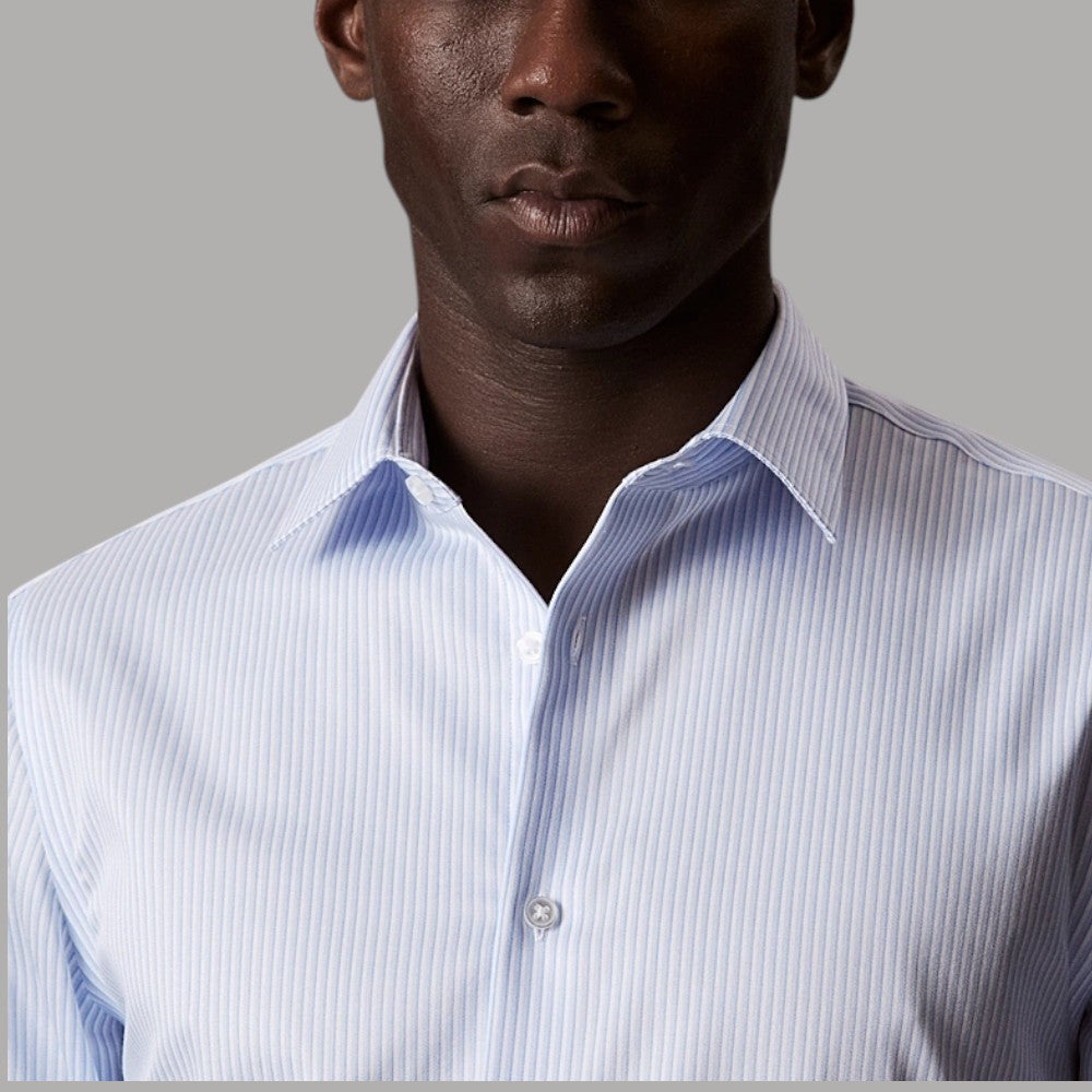 Calvin Klein camicia slim a righe in popelin azzurro con dettagli di cuciture e colletto con punte
