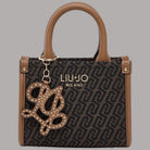 Borsa a mano mini marrone con pattern monogramma e charm dorato a forma di logo