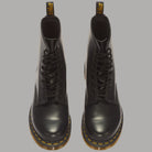 Stivali stringati Dr Martens 1460 in pelle Smooth neri con dettagli gialli sulla suola