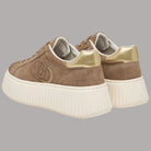 Sneakers Liu Jo Elodie in pelle scamosciata color taupe con suola piatta e dettaglio dorato sul retro
