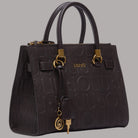 Borsa a mano piccola marrone scuro con logo LIUJO a rilievo, zip dorata e charm.