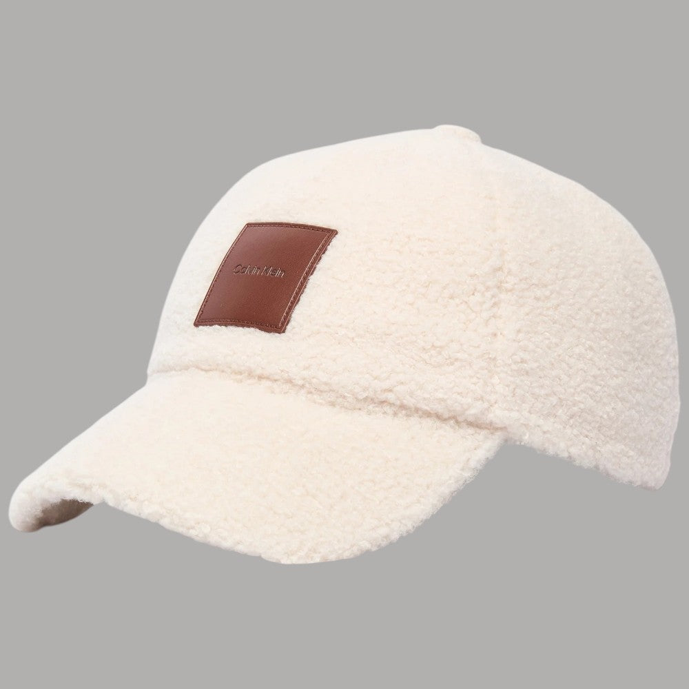 Calvin Klein cappellino donna all-over sherpa beige con logo patch frontale