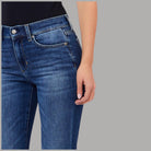 Dettaglio dei jeans Liu Jo blu: vita alta, chiusura con bottone e tasche anteriori