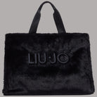 Borsa tote grande in pelliccia nera con manici e logo Liu Jo frontale.