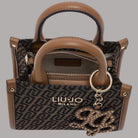 Borsa mini marrone con manici ad anello, zip frontale e charm dorato con strass
