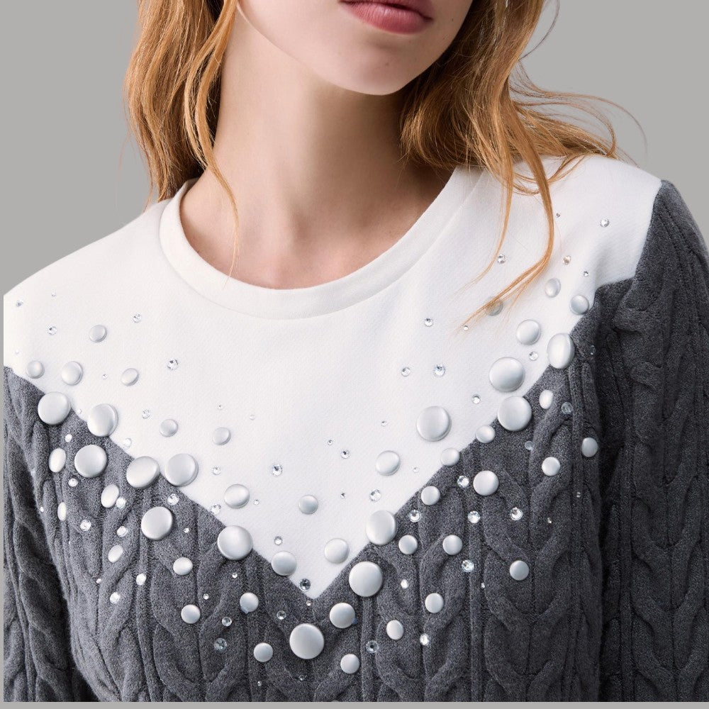Maglione Liu Jo con lavorazione a trecce e applicazioni tonde sullo sprone bianco