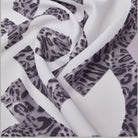 Foulard Liu Jo chiaro con motivi animalier grigi e neri