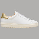 Sneaker bianca in pelle con bordo oro al tallone e lacci chiari, suola spessa
