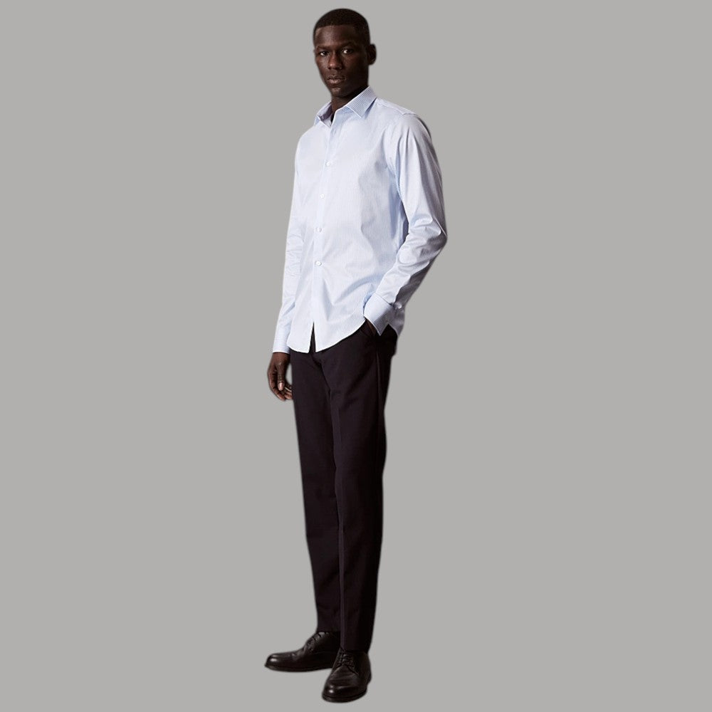 Calvin Klein camicia slim a righe in popelin bianca con collo classico e dettagli eleganti