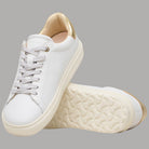 Sneaker bianca in pelle con interno beige e suola con rilievi, dettagli oro al tallone