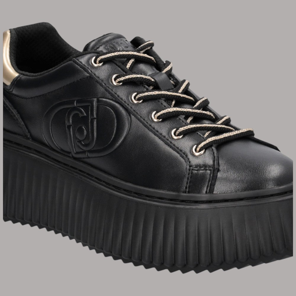 Sneaker nere con maxi logo sul lato e suola platform scanalata