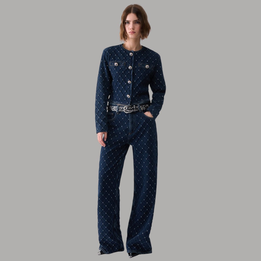 Giacca Liu Jo in denim blu trapuntato con strass, abbottonata e indossata