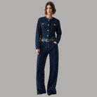 Giacca Liu Jo in denim blu trapuntato con strass, abbottonata e indossata