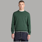 Maglione Timberland verde girocollo indossato, con piccolo logo sul petto