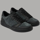 Sneakers Vans grigie e nere con suola bianca e dettagli laterali