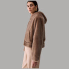 Giubbotto Liu Jo in teddy marrone con cappuccio, visto di lato