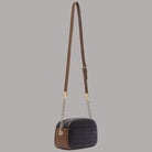 Borsa a tracolla con catena e chiusura superiore, struttura compatta goffrata nera e marrone