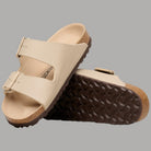 Birkenstock Arizona triples sandcastle ciabatte donna con suola dentellata beige con cinghie in Birko Flor