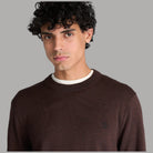 Maglione Timberland marrone con girocollo a costine e logo ricamato sul petto