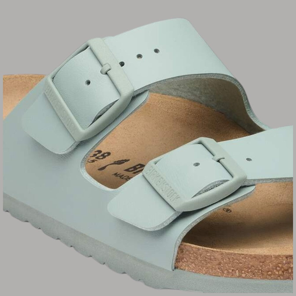 Birkenstock Arizona donna ciabatte in verde pure sage con cinturini regolabili in Birko Flor, dettaglio accessorio e suola in sughero