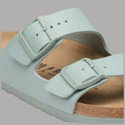 Birkenstock Arizona donna ciabatte in verde pure sage con cinturini regolabili in Birko Flor, dettaglio accessorio e suola in sughero
