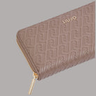 Portafoglio grande goffrato monogramma, dettaglio logo Liu Jo e zip, marrone chiaro
