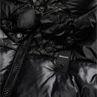 Dettaglio del piumino nero Blauer Gloria: zip, bottoni a pressione e logo