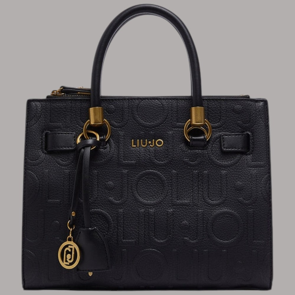 Borsa a mano piccola nera con logo a rilievo, manici doppî e charm dorato.