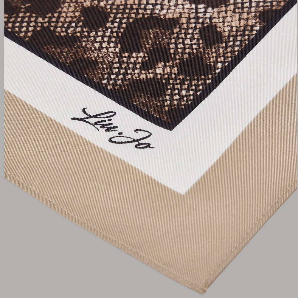 Foulard Liu Jo con dettaglio del bordo beige, fascia bianca e firma