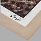 Foulard Liu Jo con dettaglio del bordo beige, fascia bianca e firma