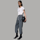 Pantalone Liu Jo tessuto TF6149T691A con fantasia a righe grigie e nere, vita elasticizzata con coulisse