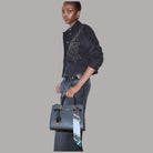 Borsa a mano con motivo monogram, foulard a nastro e charm pendenti, vista laterale