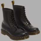 Stivali stringati Dr Martens 1460 in pelle Smooth neri con suola giallo vivo
