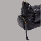 Borsa a spalla Liu Jo hobo in matelassè nera con dettagli oro e tracolla regolabile