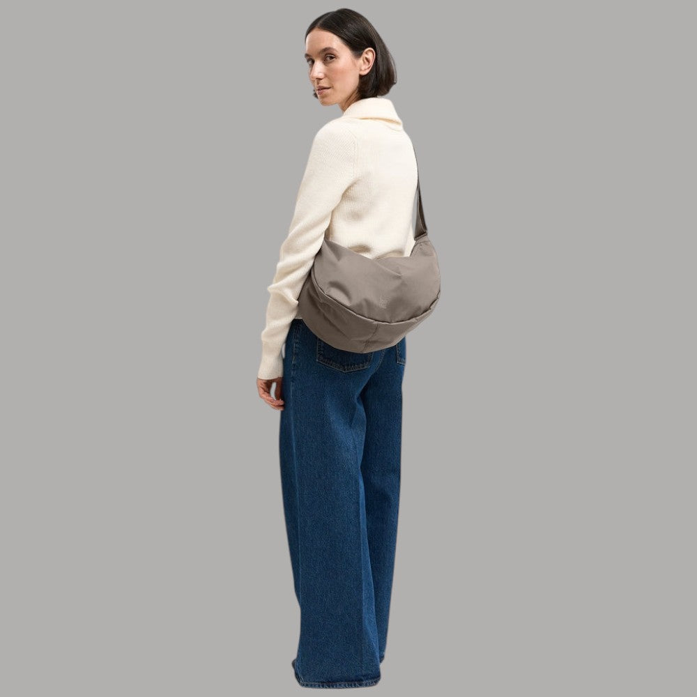 GOT BAG Moon Bag grande in PET riciclato colore taupe vista laterale