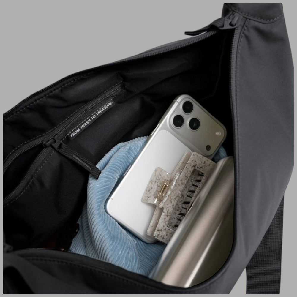 GOT BAG Moon Bag large in PET riciclato, borsa a spalla grande nera, vista interna con smartphone e accessori