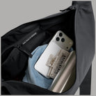 GOT BAG Moon Bag large in PET riciclato, borsa a spalla grande nera, vista interna con smartphone e accessori