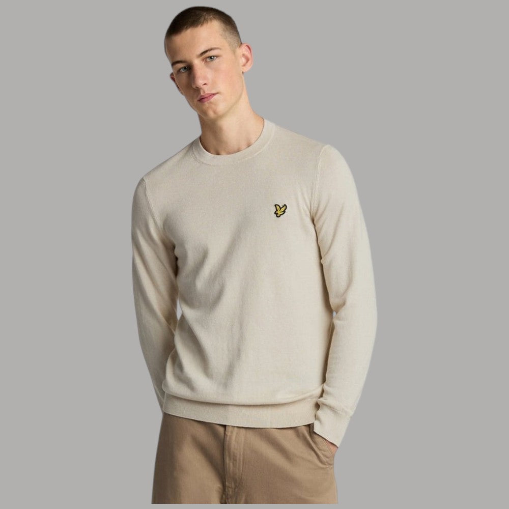 Maglione Lyle & Scott color avorio a girocollo, indossato con pantaloni beige